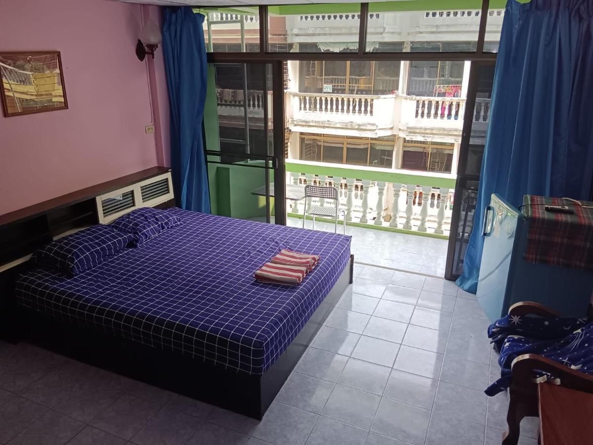 Yuri Guesthouse Jomtien Beach Exterior foto