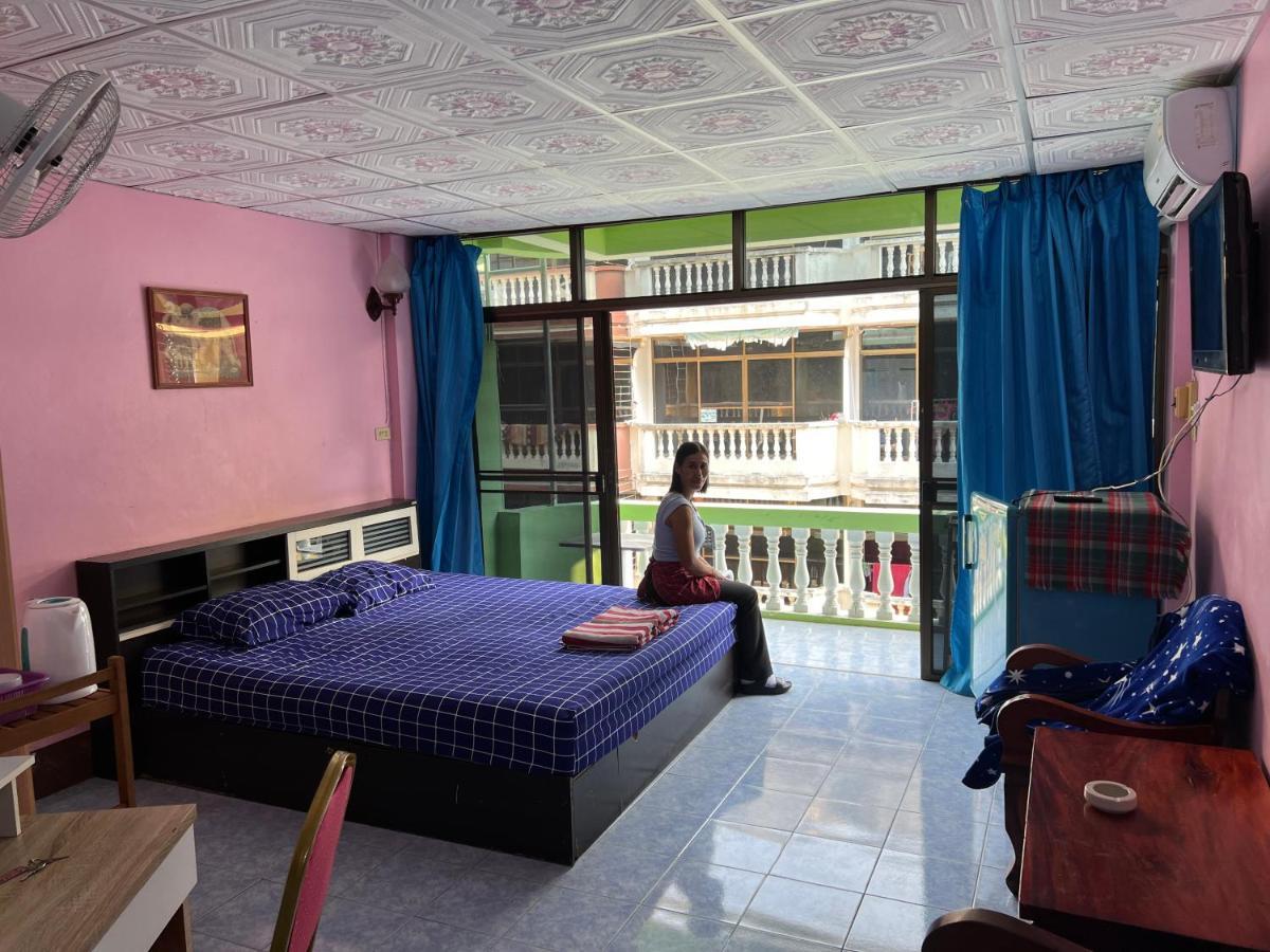 Yuri Guesthouse Jomtien Beach Exterior foto